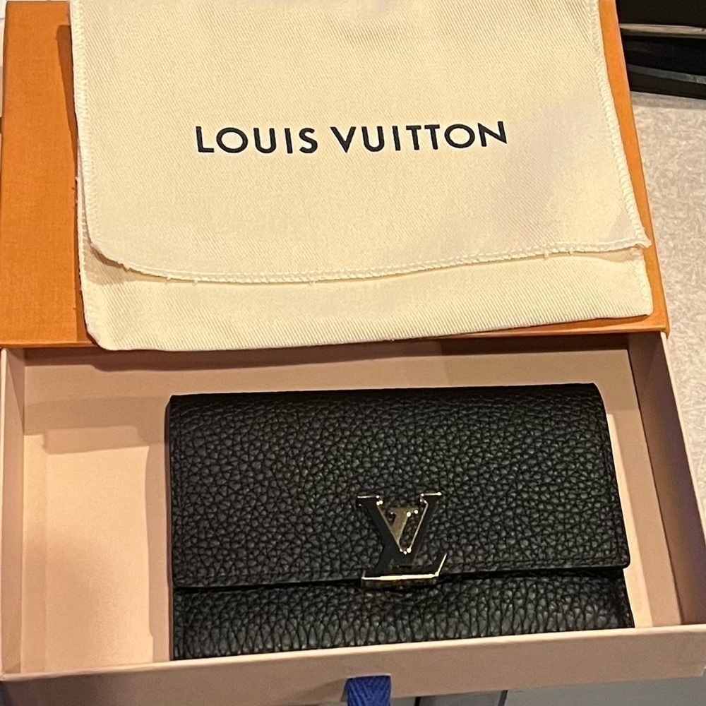 Capucines Compact Wallet in excellent used condition. - Picture 2 of 10